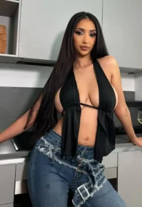 Contenuti esclusivi di Naomi De Crescenzo